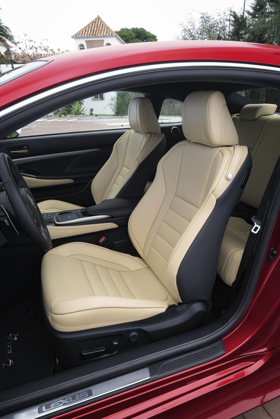 Интерьер Lexus RC300h 2018 года  (WW) (фото 22 из 139)